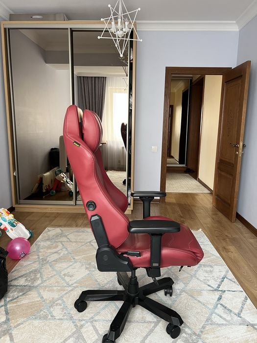 Компьютерный стол и кресло