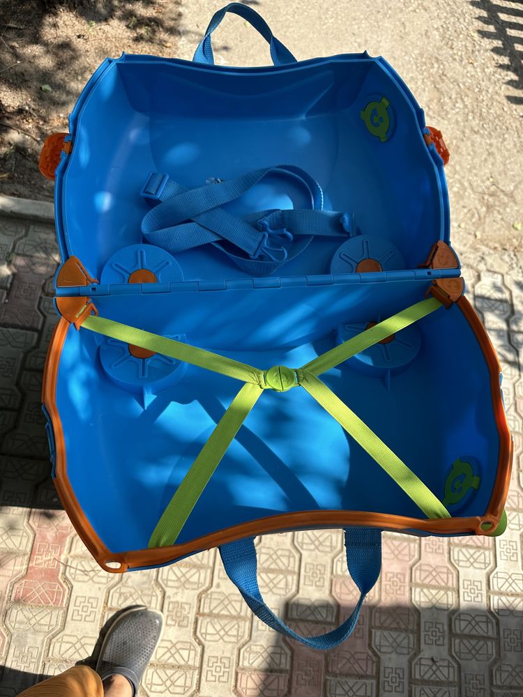 Продам детский чемодан trunki