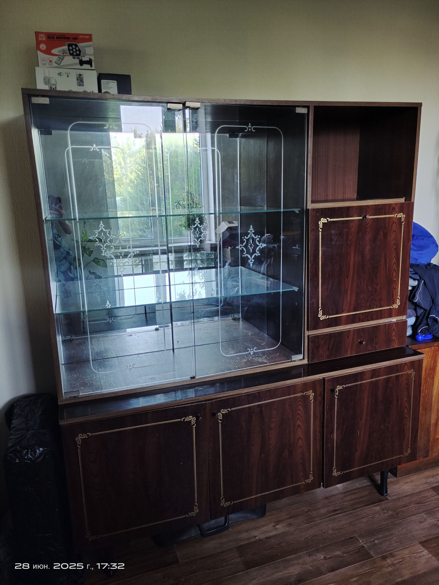 Продам сервант советский