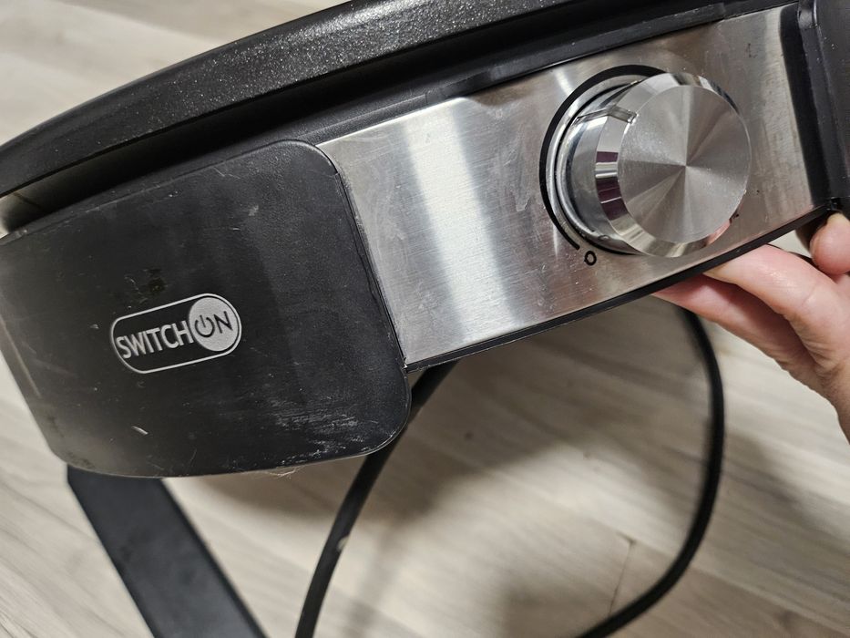 Aparat de clatite cu spatula intins si rasucit clatita