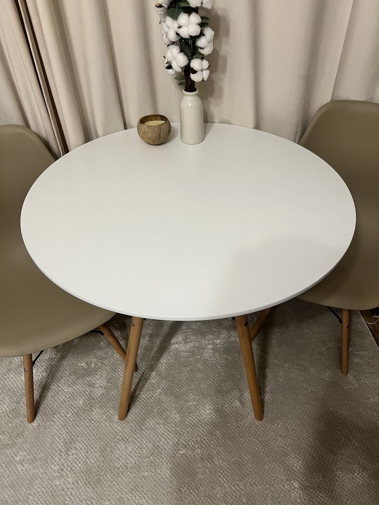 Белый стол в идеальном состоянии