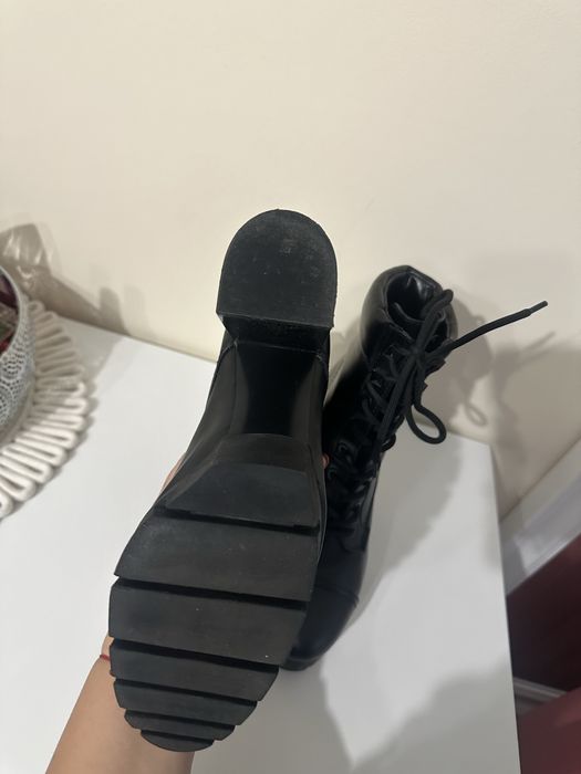 Черни кожени боти guess на ток