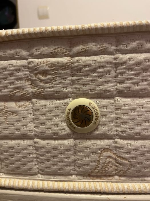 Pat 90x200 , saltea inclusa . In stare impecabila