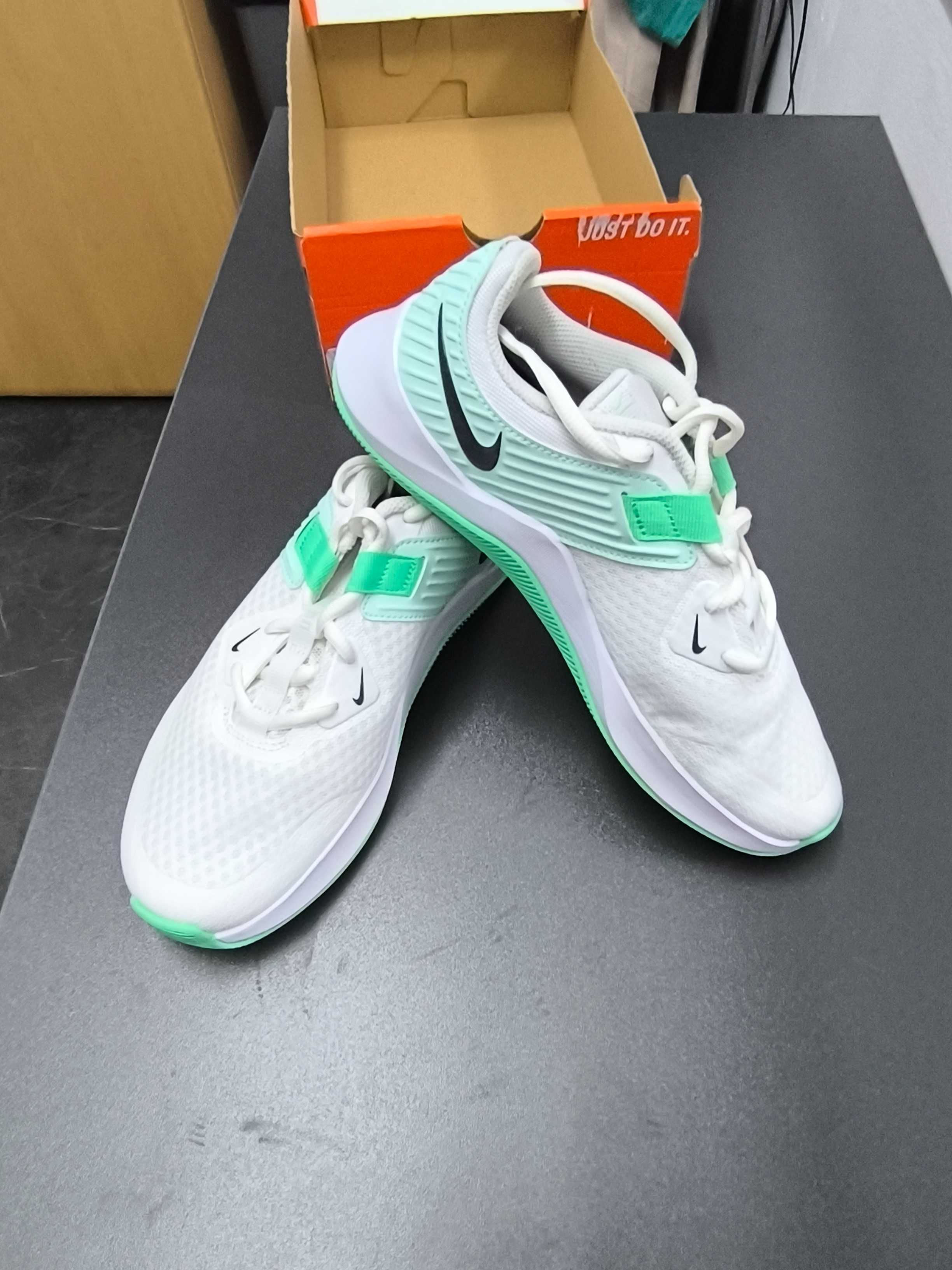 Дамски маратонки Nike