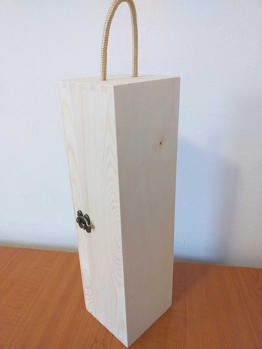 Cutie vintage de lemn,pt sticla de vin,lucrata manual/pt Cadou