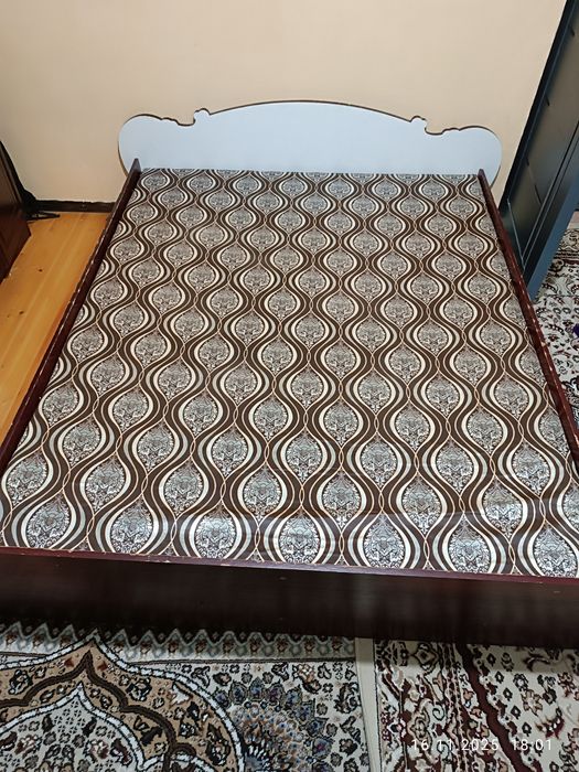 Спальня гарнитура мебель сотилади.