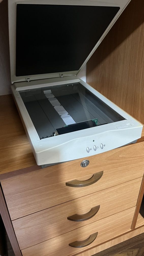 Продам вес комплект: компьютерный стол, офисный комп., принтер, сканер