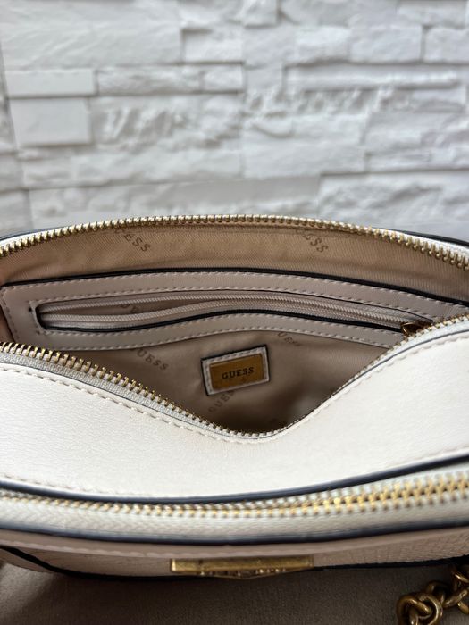 Бежева чанта guess