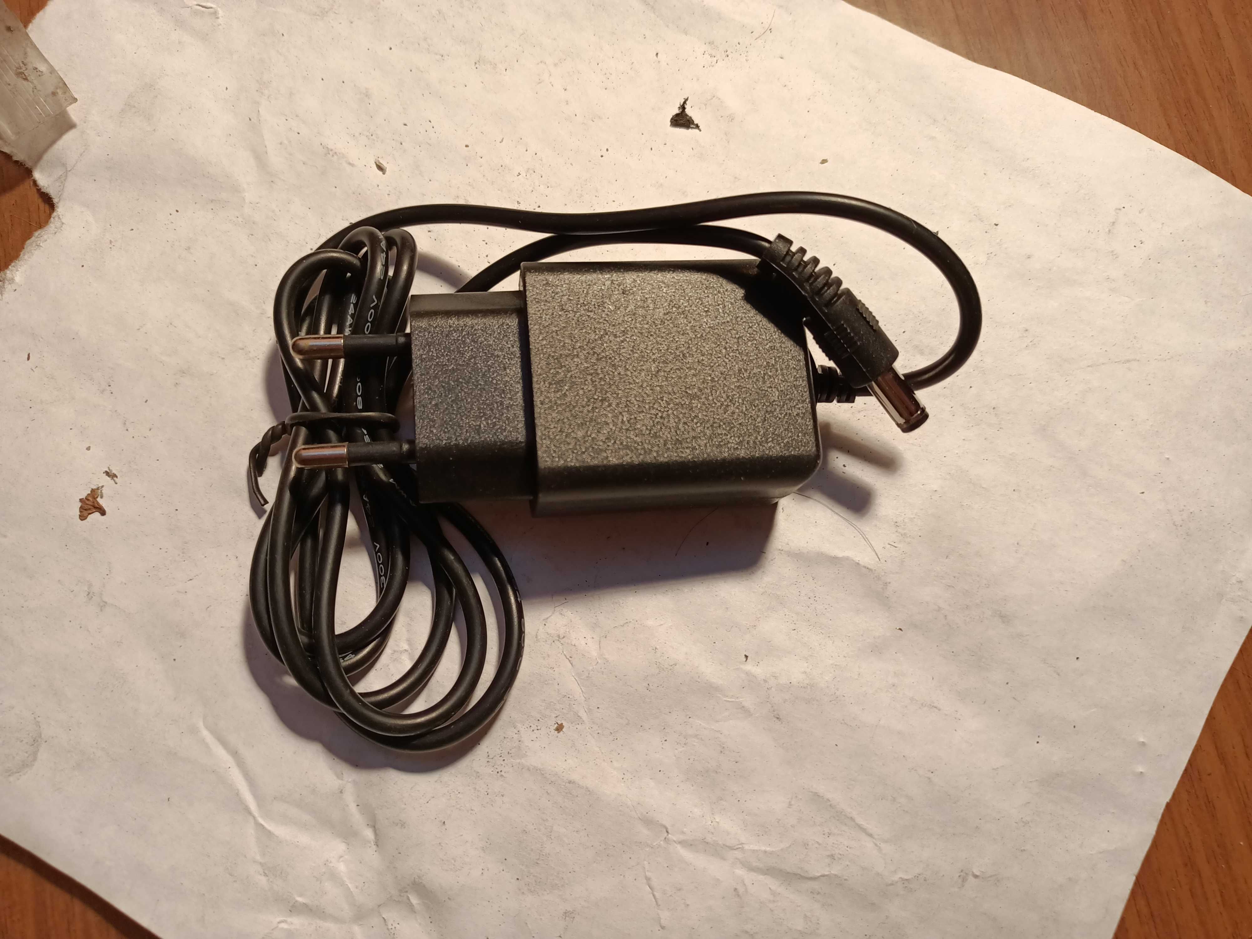 Продам адаптер питания   5V--1A.