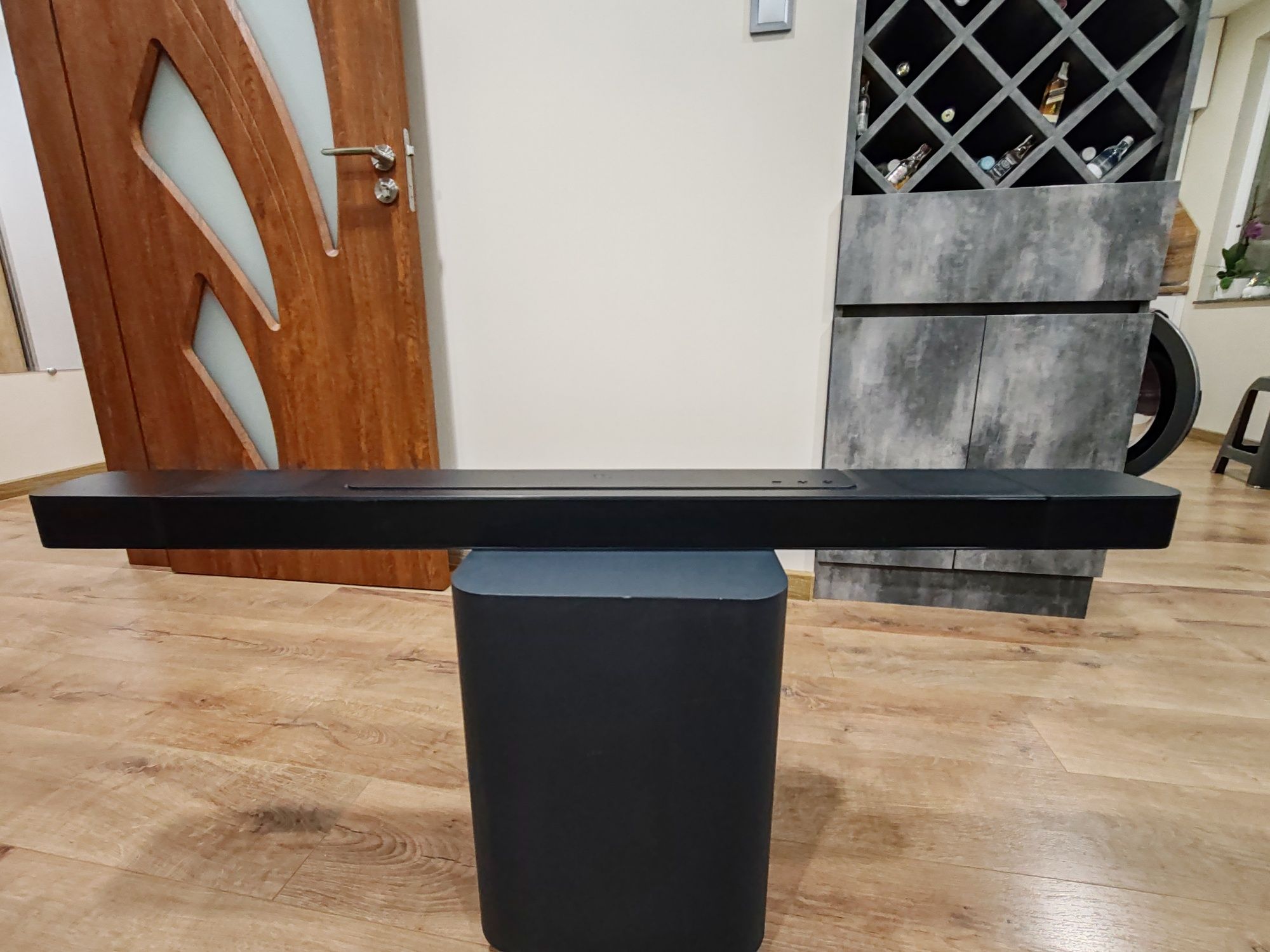 JBL Bar 800 с Dolby Atmos, Безжични съраунд говорители и Субуфер. 
JBL