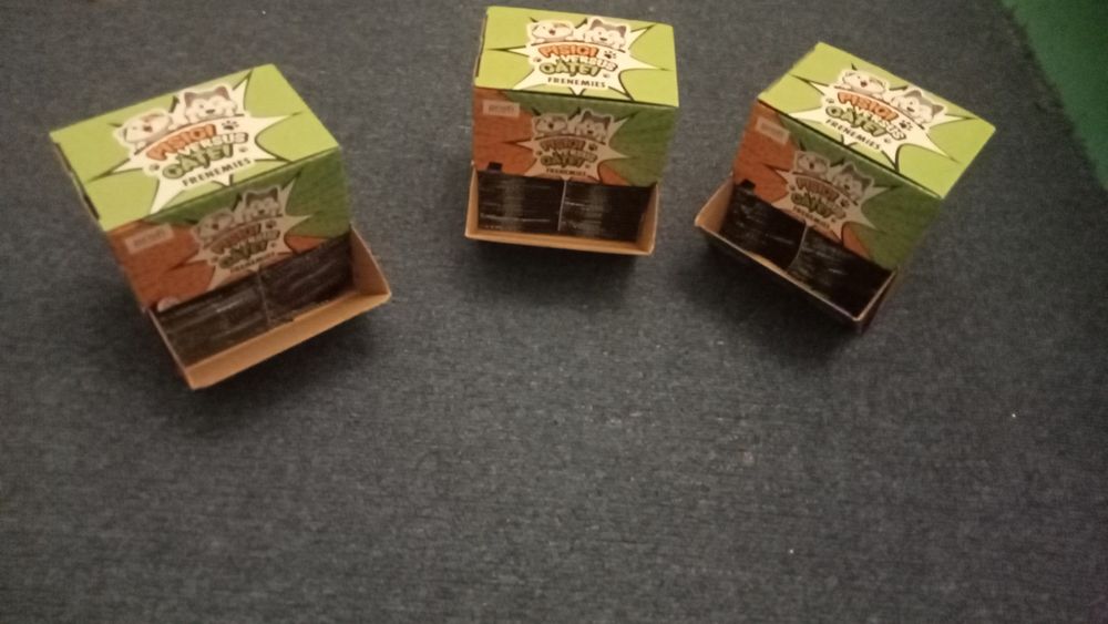 Vând stickere Frenemies