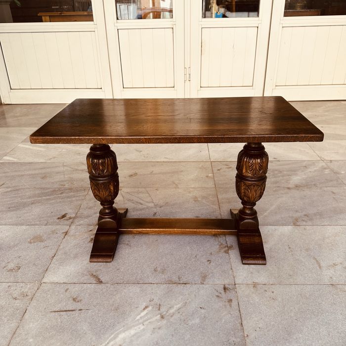 Масивна дървена ретро масичка – резбовани крака, отлично състояние