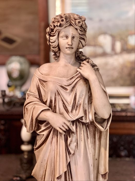 Statuie decorativă clasică pe soclu – femeie stil renascentist