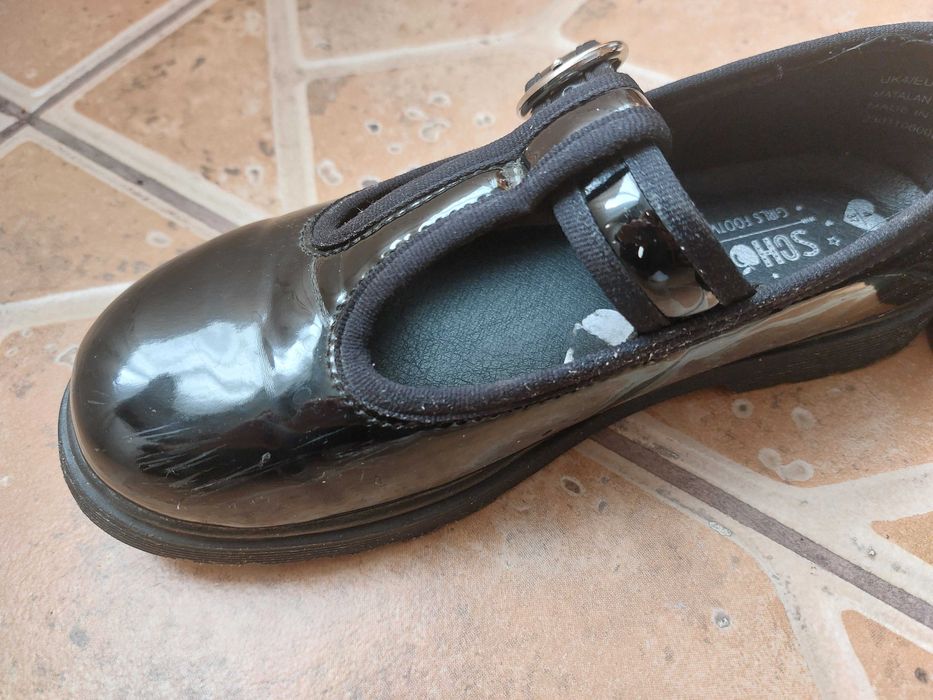 Botine de scoala din lac