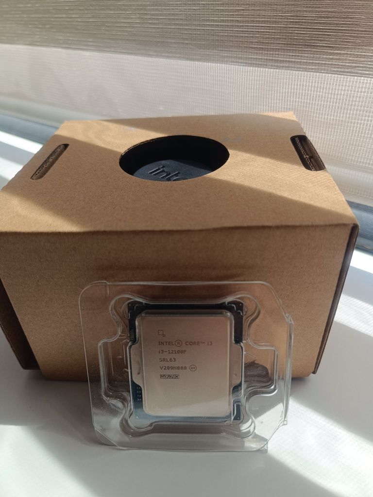Procesor i3-12100F 3.3Ghz up la 4.3Ghz(Foarte putin folosit) + Cooler