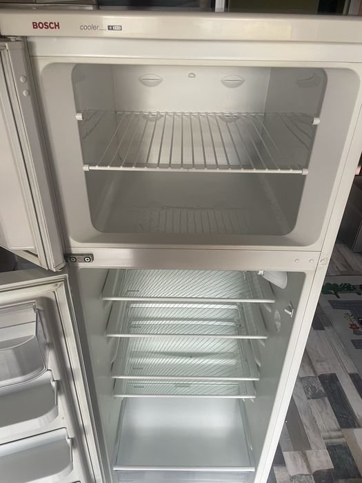 Хладилник BOSCH (БОШ) с горна камера