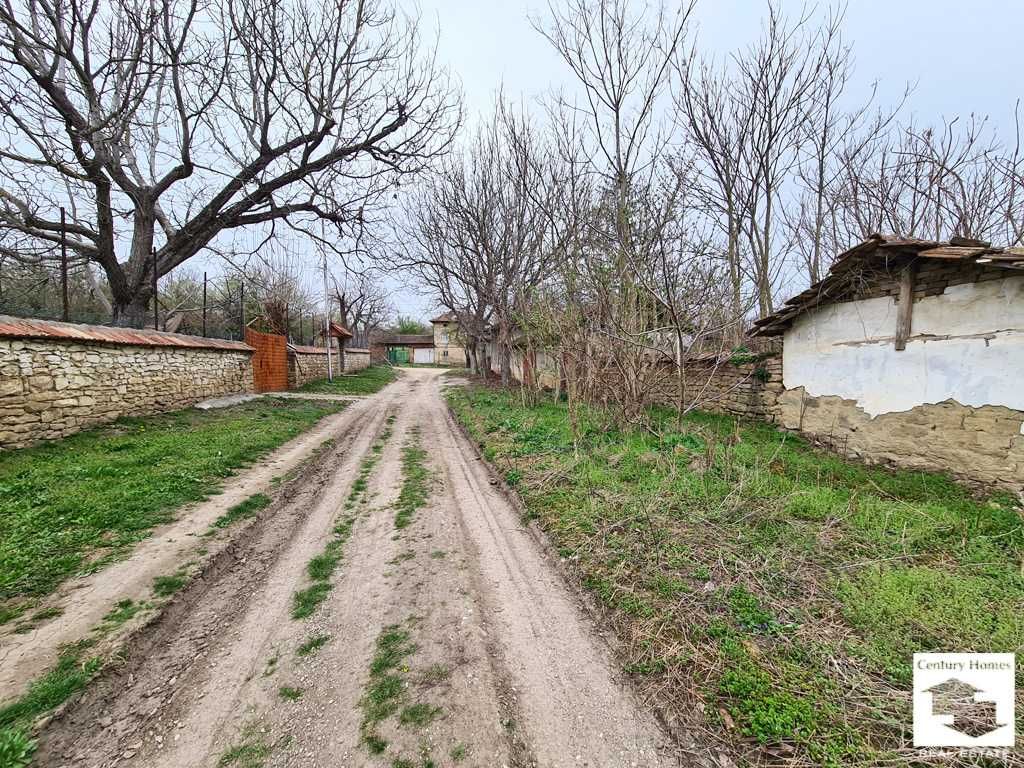 140311 Каменна къща с двор, с лешникова градина, в с. Михалци