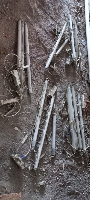 Световые лампы с проводами и датчиками