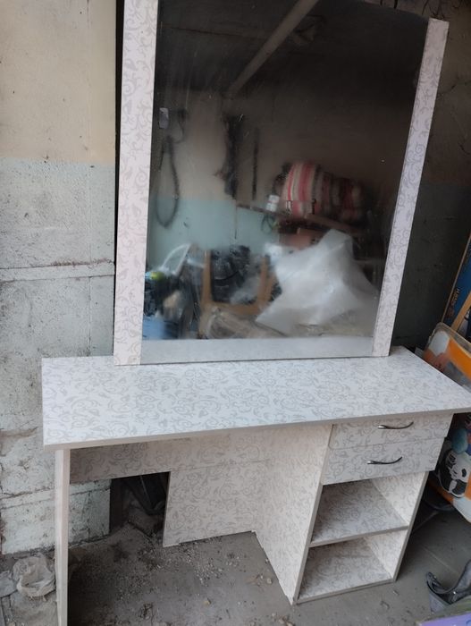 ресепшн,стол, зеркало для парикмахерских