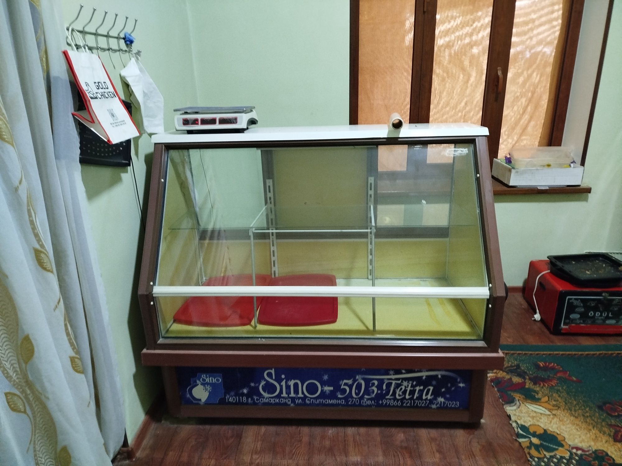 Витринный холодильник SINO