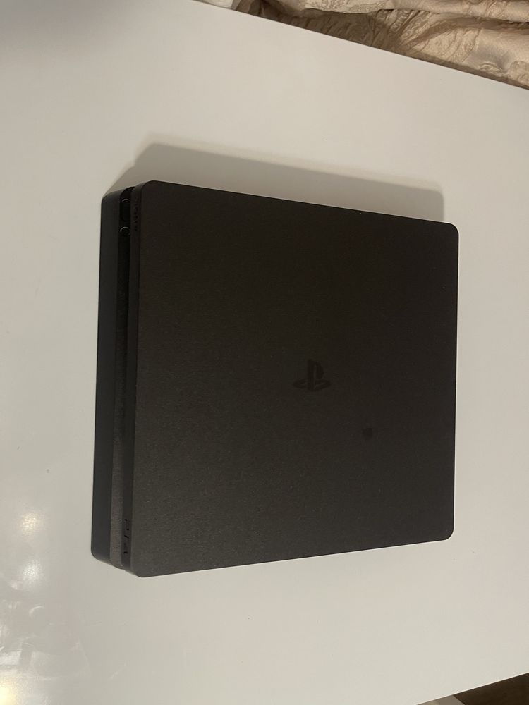 Продам PS4 в отличном состоянии с играми