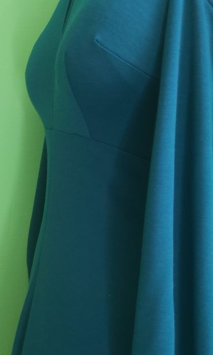 Rochie din tricot fără umeri.