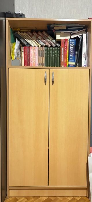 Поодается книжный шкаф