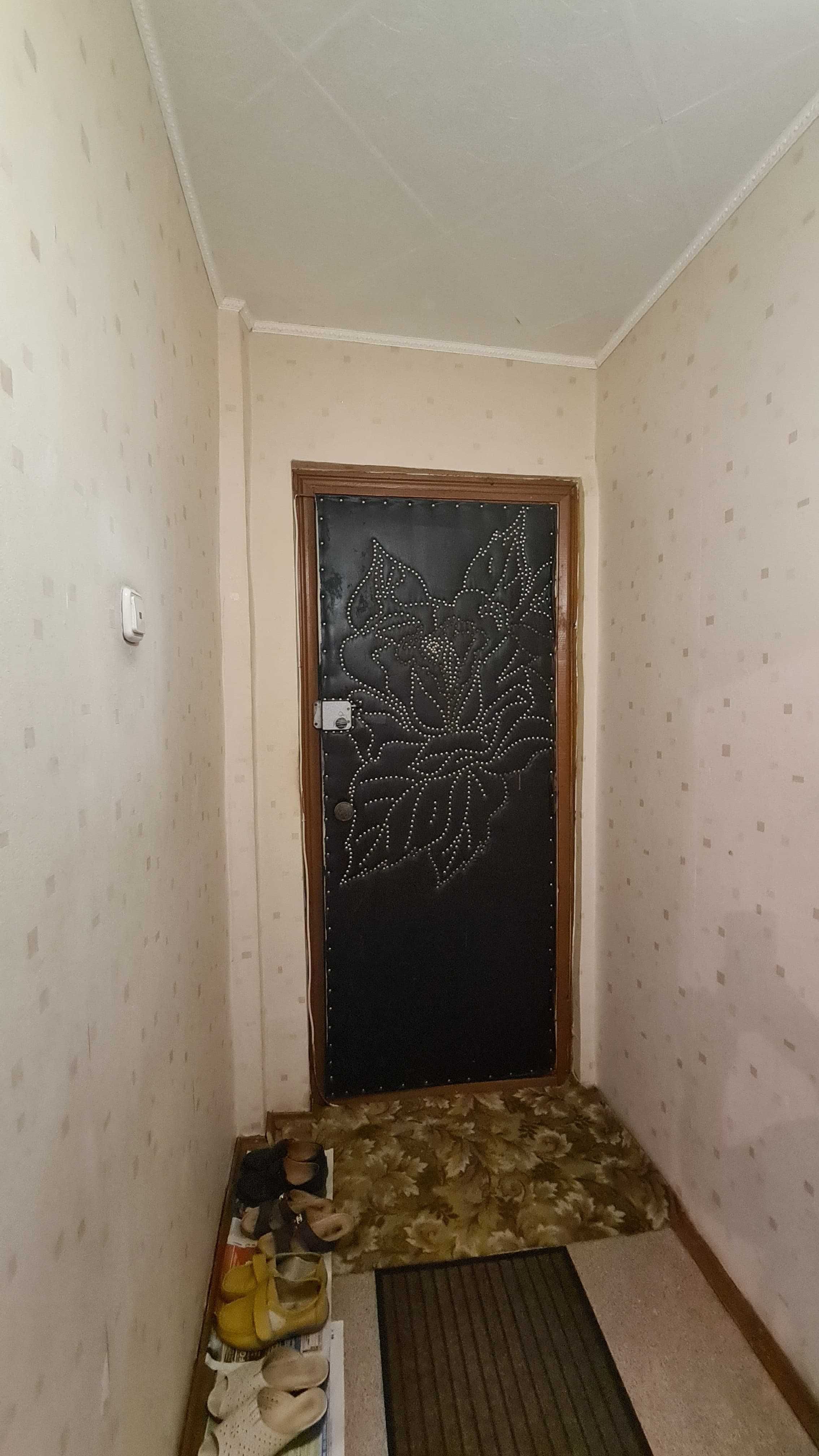 Продам 1-а ком кв в 6 мкр на 4 этаже.