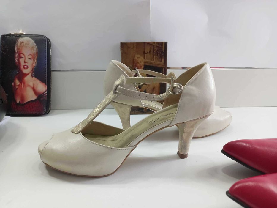 Sandale piele naturala noi marimea 40 de firma 50 lei