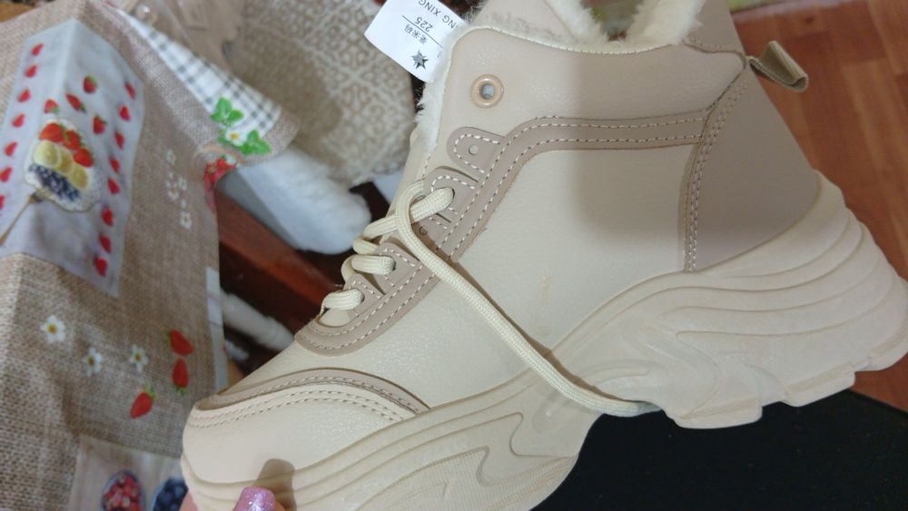 Продам кроссовки новые