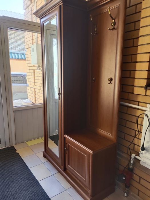 Диван угловой, шифонер, прихожка, умывпльн к