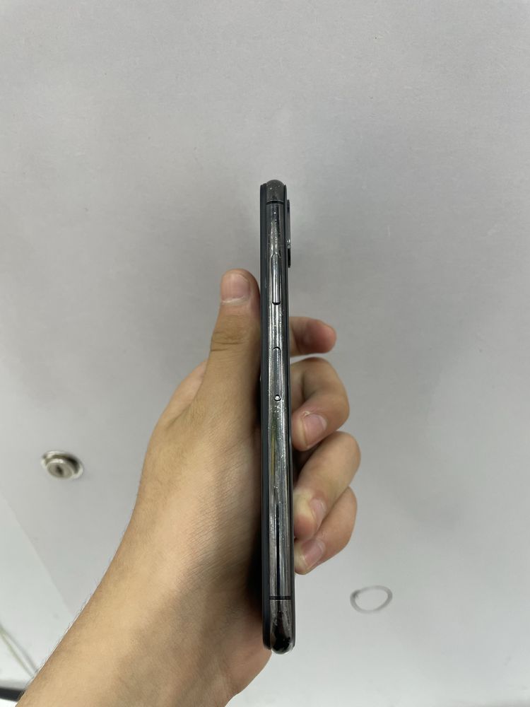 IPhone X 64GB holati ortacha