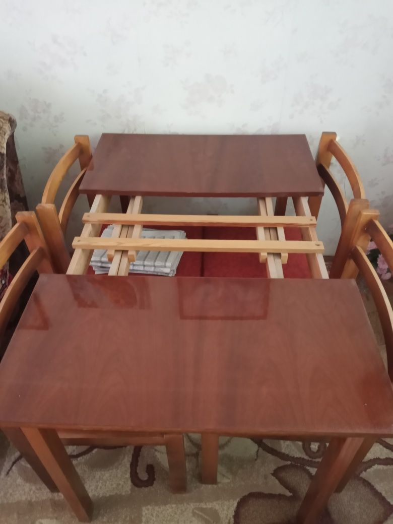 Лакированный стол и 6 стульев