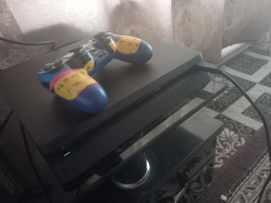 PS4 slim holati tiniq 500GB hotirasi o'yinlari bor 1 djoystik bor .