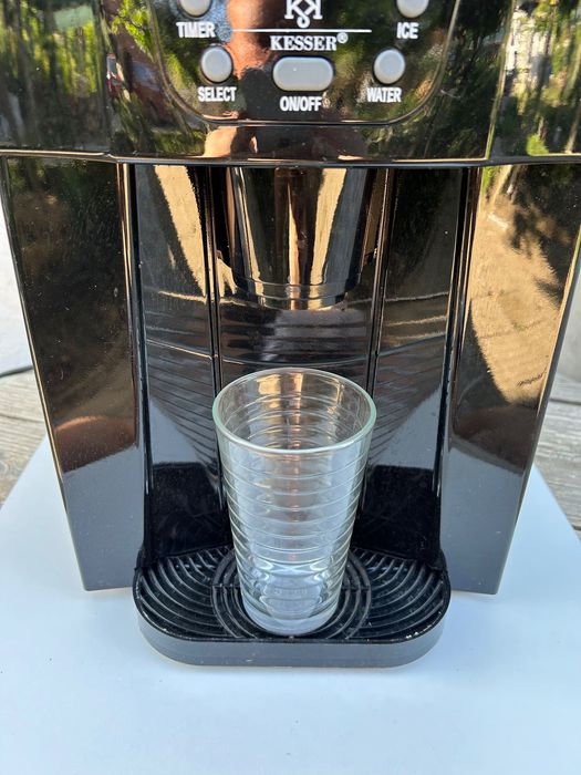 Машина за Лед и студена вода.