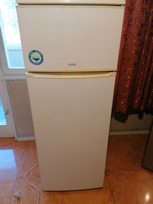 Хладилник с горна камера