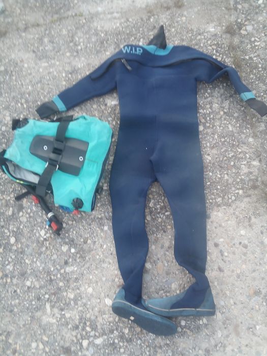 Costum uscat scafandru și vesta salvare