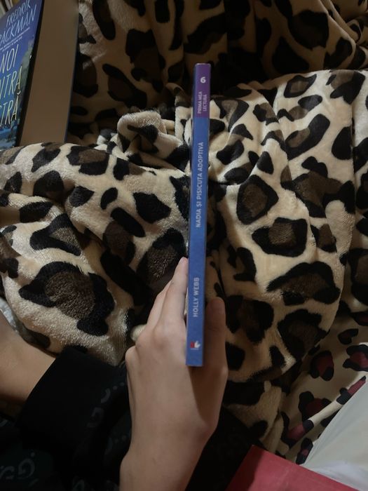 2 carti catelisul care nu putea sa doarma,nadia si pisicuta adop.