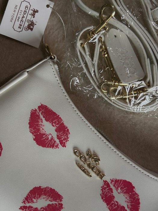 Чанта Coach бяла с целувки