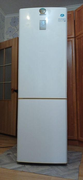 Холодильник с доставкой продаю в отличном рабочем состояни Высота-1м88