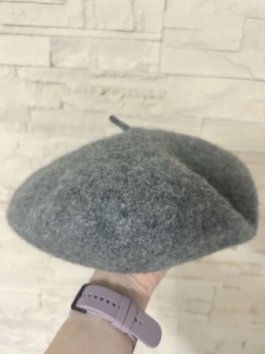 Beretă superbă, purtata o singura data.