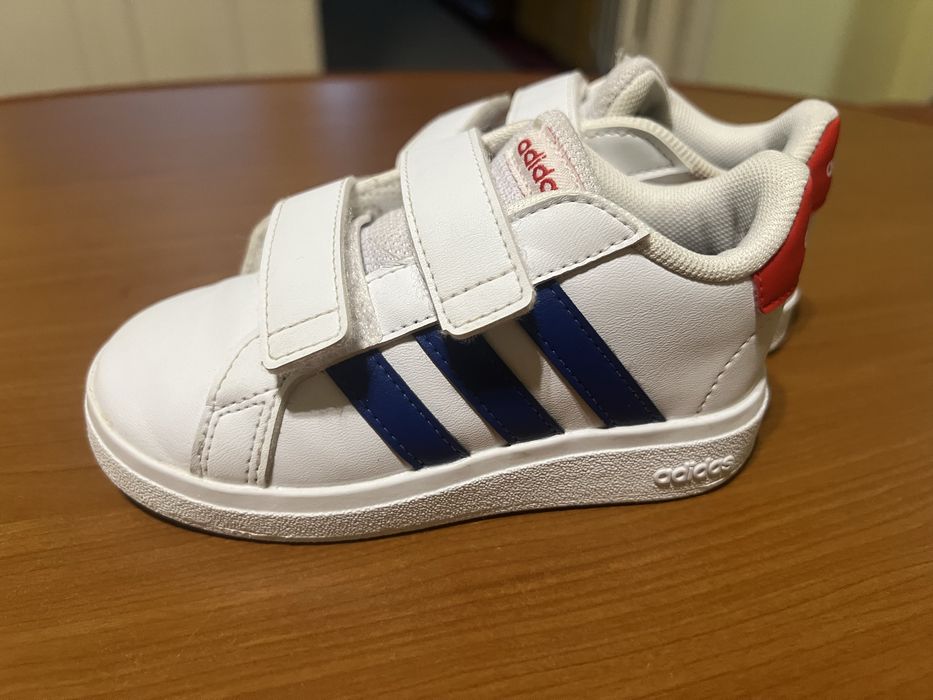 Adidasi Adidas ca noi