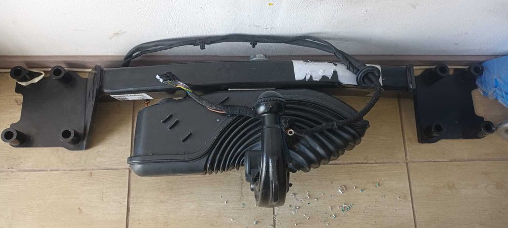Vând cârlig remorcare auto Q7