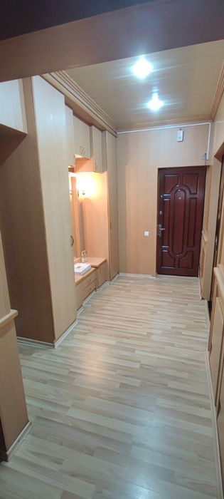 Продаётся 4х комнатная квартира.На первом этаже. Ориентир Сергели 3.