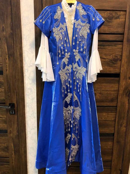 Красивое национальное платье