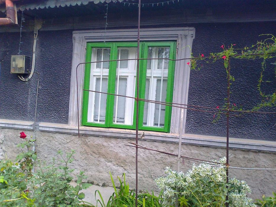 Casa batraneasca cu 4 camere si 2 holuri ,1653mp teren,curent,apa.