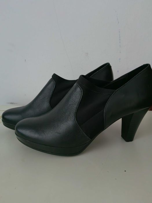 Елегантни високи черни обувки