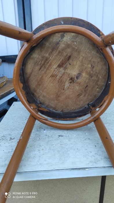 Шкафы, комод старые и стул.