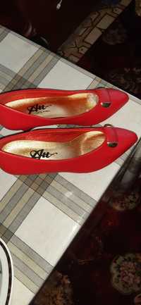 Туфли  женские  красные
