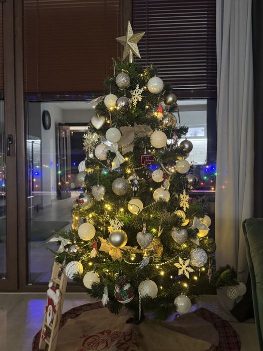 Красиво украсена Коледна елха 165см